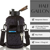 Botella de agua de medio galón con funda de almacenamiento que incluye tapa de popote y tapa de chug, jarra de agua grande reutilizable sin BPA con asa, contenedor deportivo grande H2O de 2.2 litros (72 onzas) (especificación de incógnito)