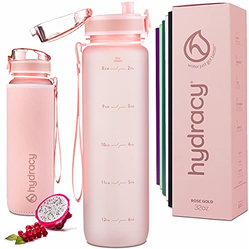 Hydracy Botella de agua con marcador de tiempo, botella de agua grande de 32 onzas, sin BPA y manga antisudor, botella de gimnasio a prueba de fugas con colador infusor de frutas y tiempos de beber, regalo ideal para deportes de fitness y al aire libre